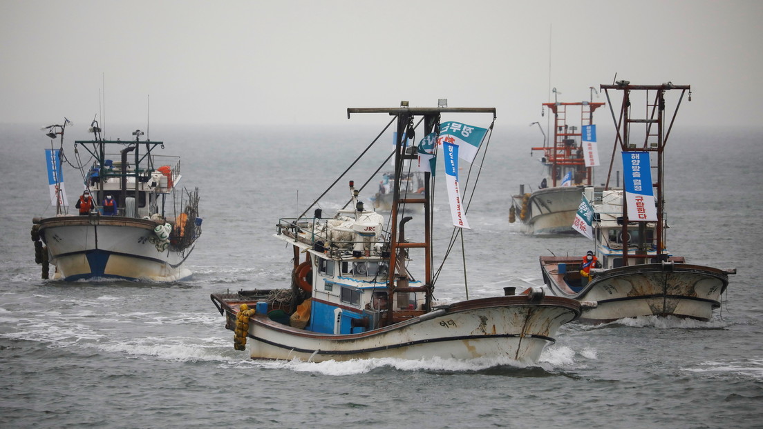"Ataque nuclear irresponsable": Pesqueros surcoreanos protestan contra el plan de Japón de verter el agua de Fukushima al mar