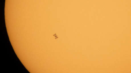 FOTO: Un aficionado a la fotografía espacial inmortaliza el vuelo de la EEI con el Sol de fondo