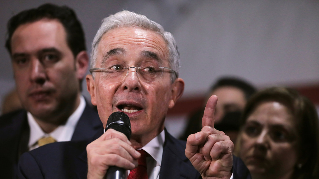 "Soy incapaz de silenciar mi voz": Álvaro Uribe responde a Twitter por eliminar un tuit en el que incitaba al uso de armas de la fuerza pública