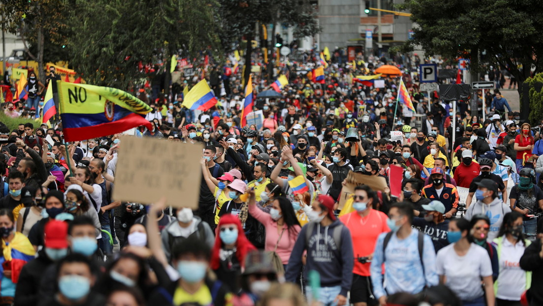 Entre las grietas del uribismo y las nuevas protestas: qué puede pasar en Colombia