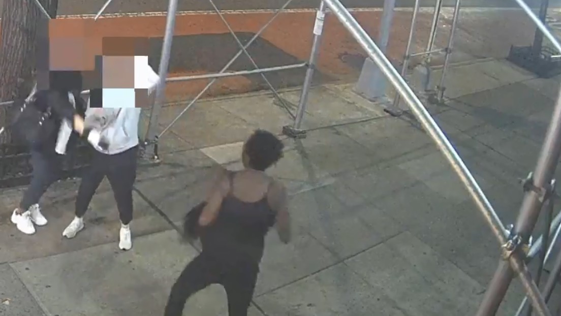 Dos asiáticas son atacadas en Nueva York por una desconocida que a golpes de martillo les exigió quitarse las mascarillas (VIDEO)