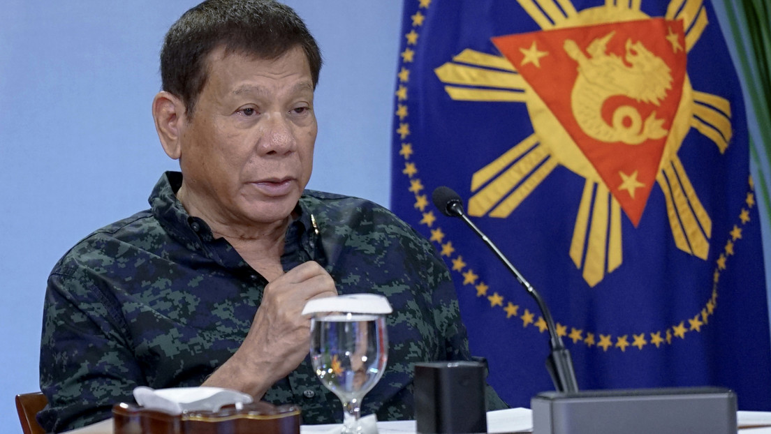Duterte ordena arrestar a quienes no usen mascarilla tras una reunión en la que fue el único que no la llevaba