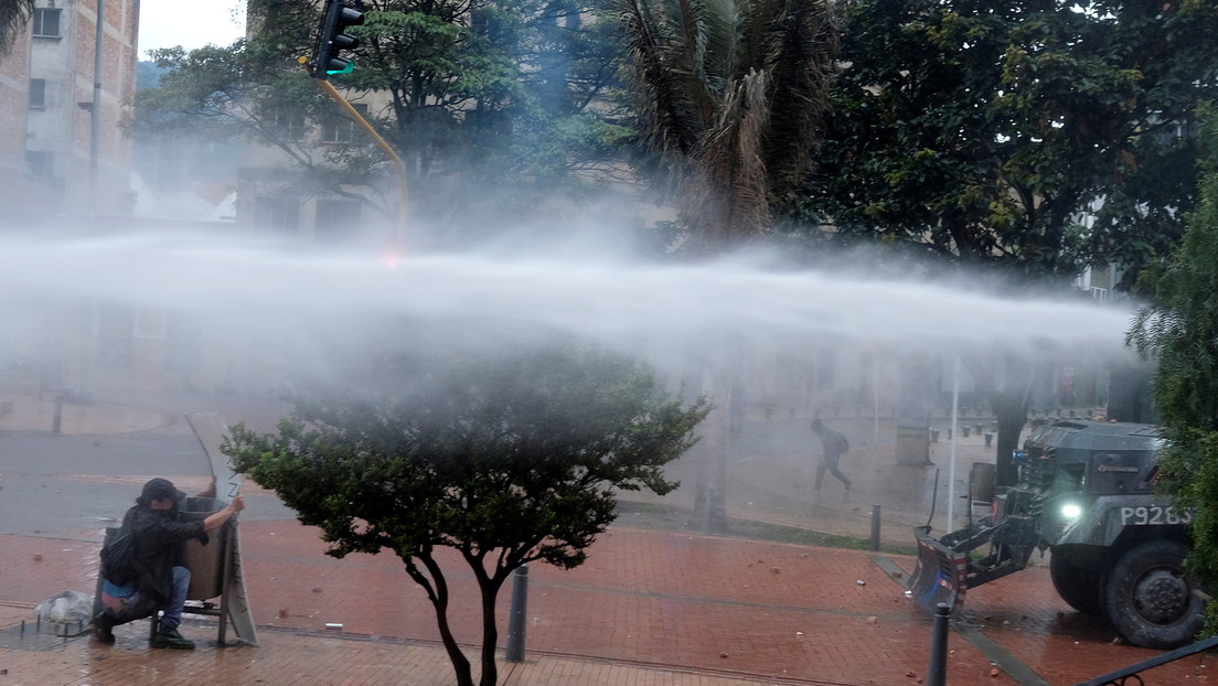 VIDEOS: Un chorro de agua disparado por agentes del Esmad desde una tanqueta durante protestas en Colombia derriba a un joven, que termina en la UCI