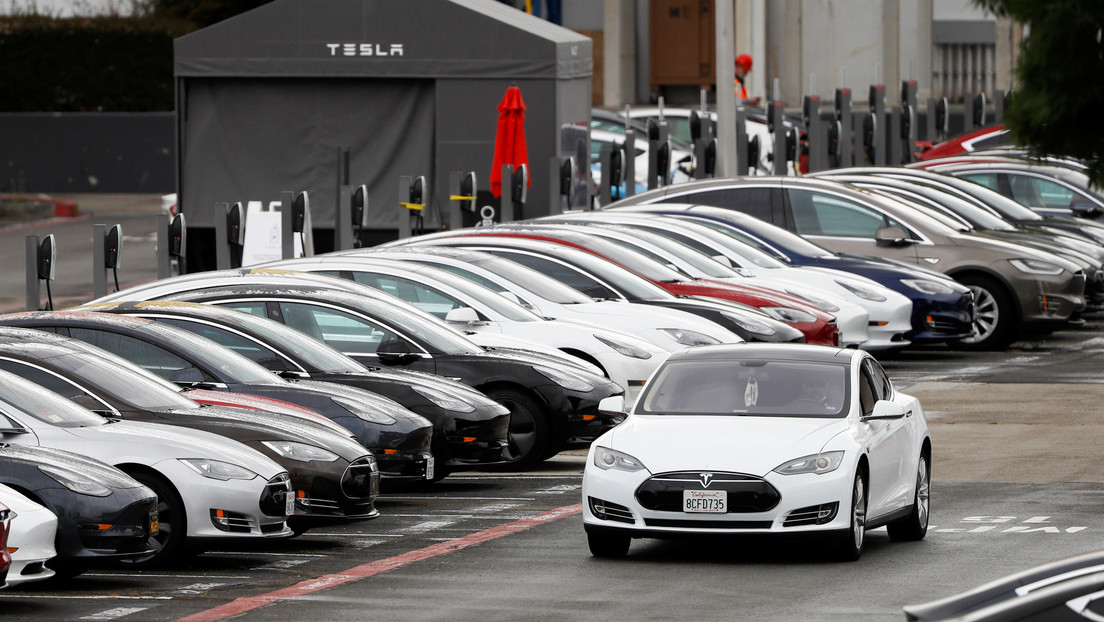 Tesla reconoce que es poco probable que sus coches alcancen la autonomía completa este año