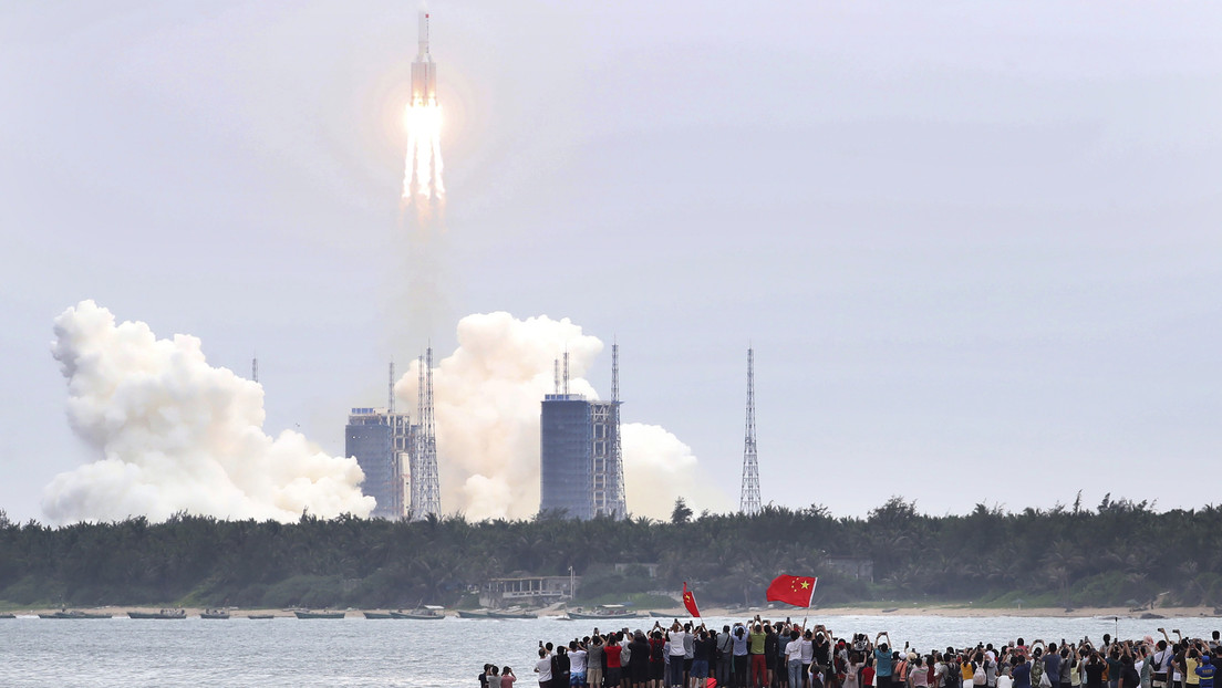 VIDEO: Captan en el cielo lo que serían restos del cohete descontrolado chino Larga Marcha-5B Y2