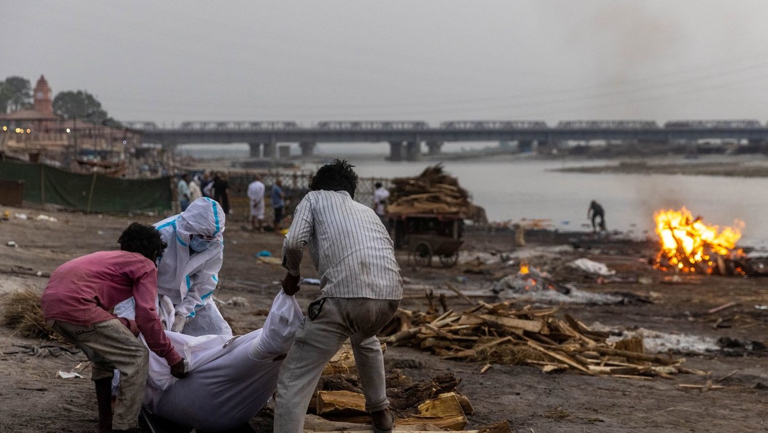 Decenas de cadáveres de supuestas víctimas de covid-19 aparecen en la India a orillas del río Ganges