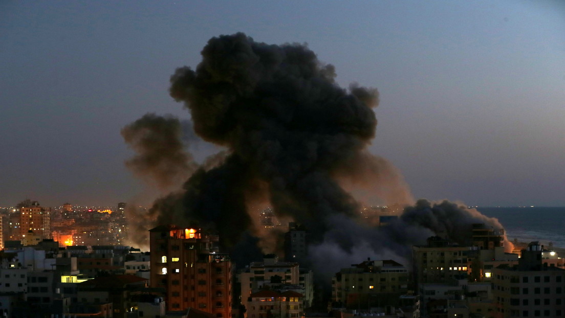 VIDEO: Un edificio de 13 pisos colapsa en Gaza tras un ataque aéreo israelí