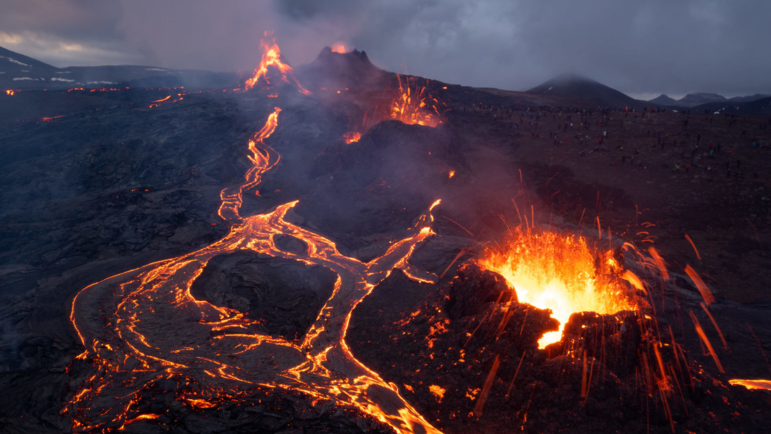 Ponen a la venta un volcán en erupción en Islandia