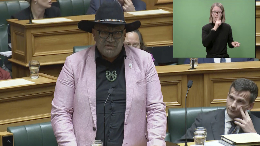 Echan de una sesión parlamentaria a un diputado maorí por bailar una haka en protesta contra la "propaganda racista" en Nueva Zelanda