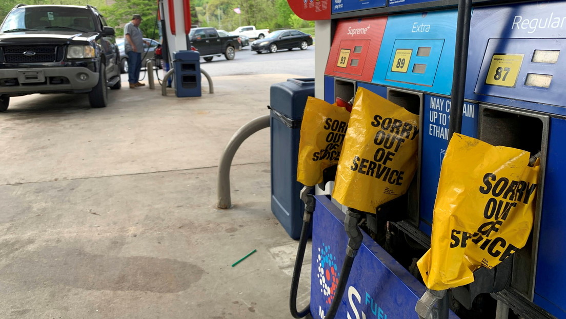 Autoridades de EE.UU. urgen a no llenar bolsas de plástico con gasolina en medio del desabastecimiento causado por el ciberataque al oleoducto