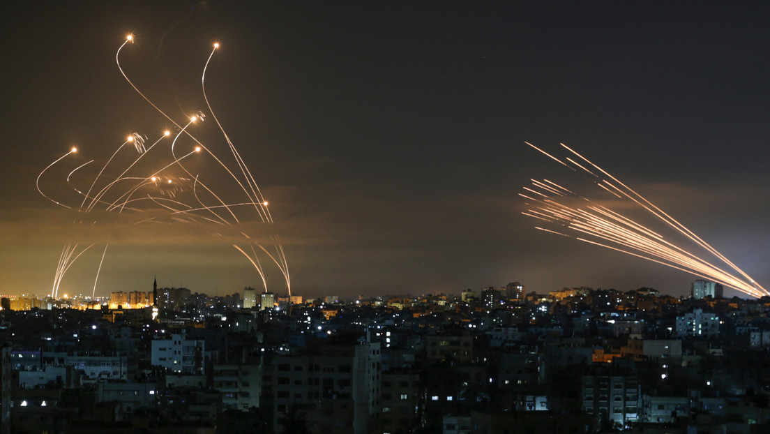 Fotografía muestra cómo las defensas aéreas de Israel interceptan cohetes lanzados desde Gaza en cielo nocturno