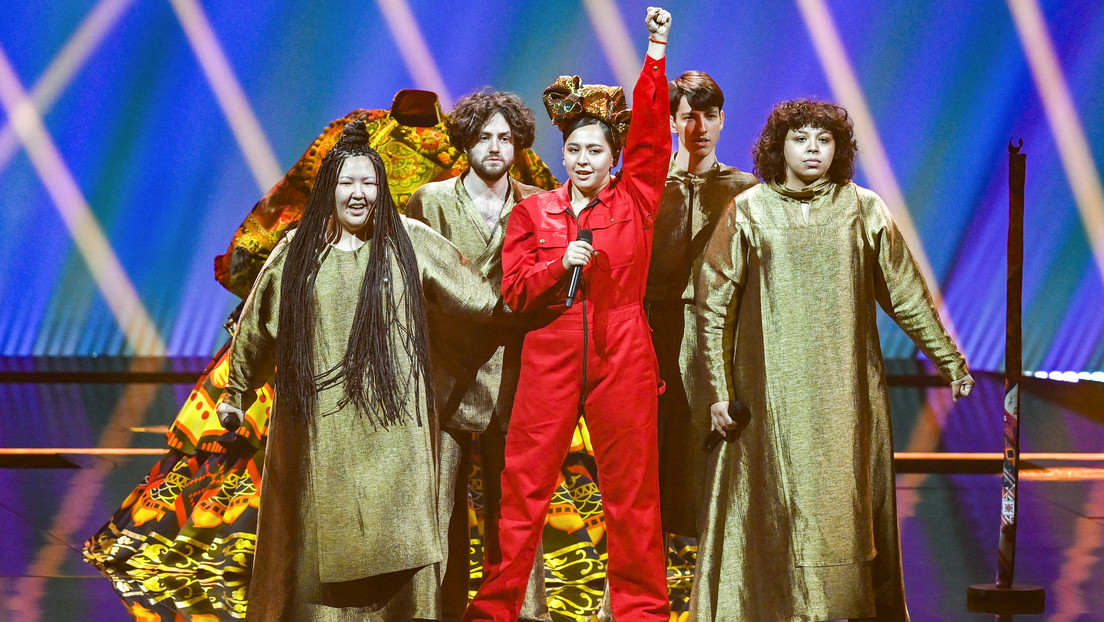 Manizha, representante de Rusia en Eurovisión con una canción feminista que generó polémica en el país, se clasifica para la final