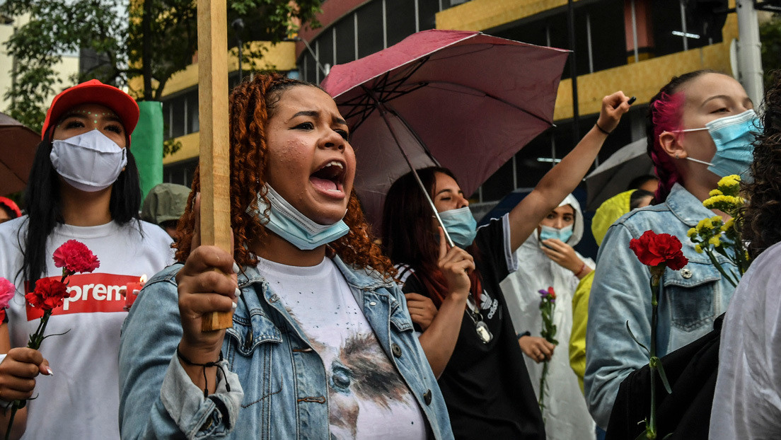Jóvenes, mujeres y barras de fútbol: lo que se ve (y no se cuenta) de las protestas en Colombia
