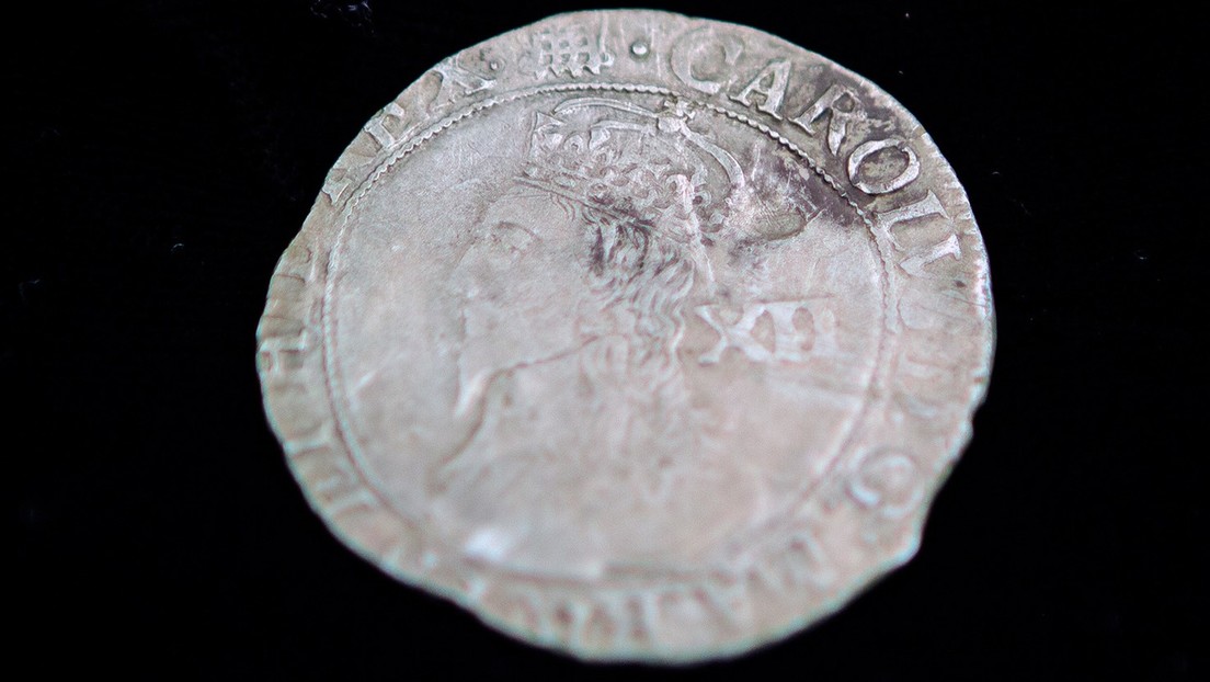 Descubren una rara moneda de plata de hace unos 400 años en un antiguo emplazamiento colonial en EE.UU.