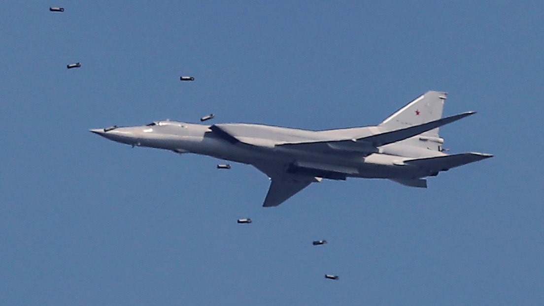 Tres bombarderos rusos Tu-22M3 llegan por primera vez a la base aérea de Jmeimim en Siria