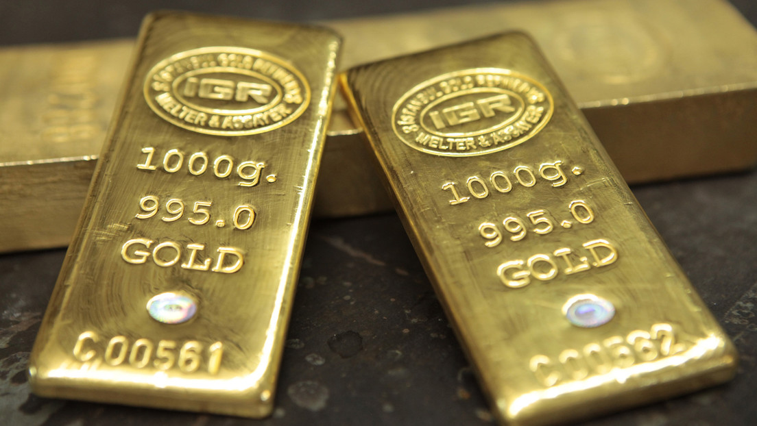 La debilidad del dólar y la caída del bitcóin impulsan al oro a su nivel máximo desde enero