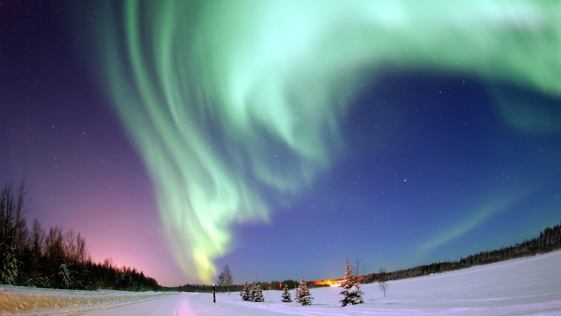 FOTO: El espectacular 'posado' de un reno con la aurora boreal de fondo