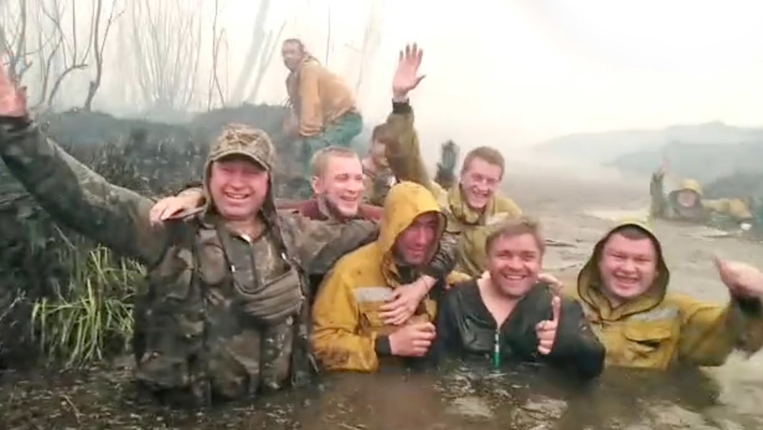 "Casi morimos": la reacción de un grupo de bomberos que se salvó de un voraz incendio al refugiarse en un río (VIDEO)