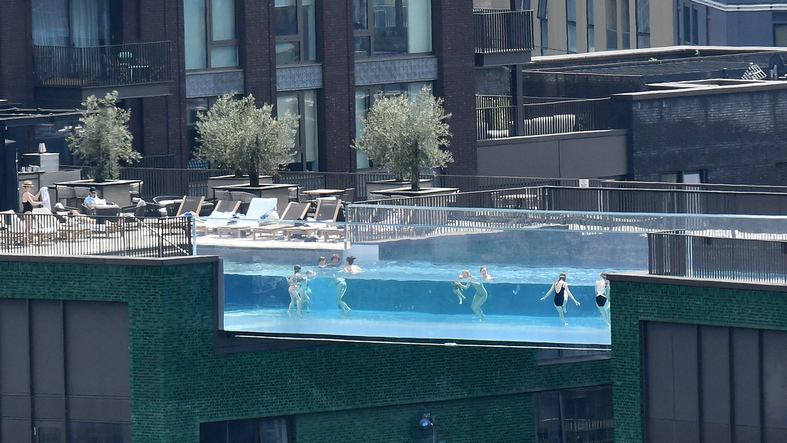 Inaguran en Londres una piscina transparente y flotante suspendida a 35 metros de altura (FOTOS y VIDEO)
