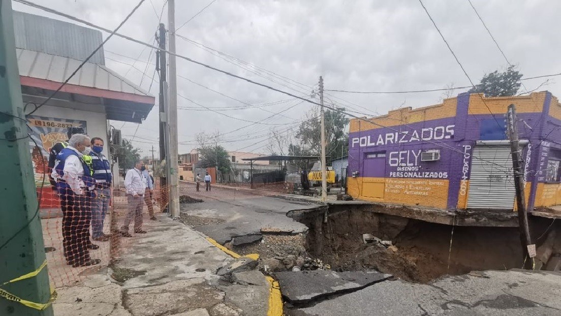 FOTOS: Se forma un nuevo socavón en plena calle en México tras el enorme hundimiento ocurrido en Puebla, que sigue creciendo