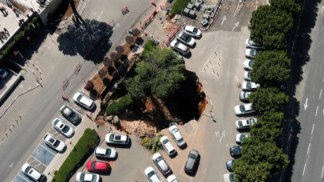 VIDEO: Colapsa un estacionamiento y 'traga' a varios autos en Jerusalén