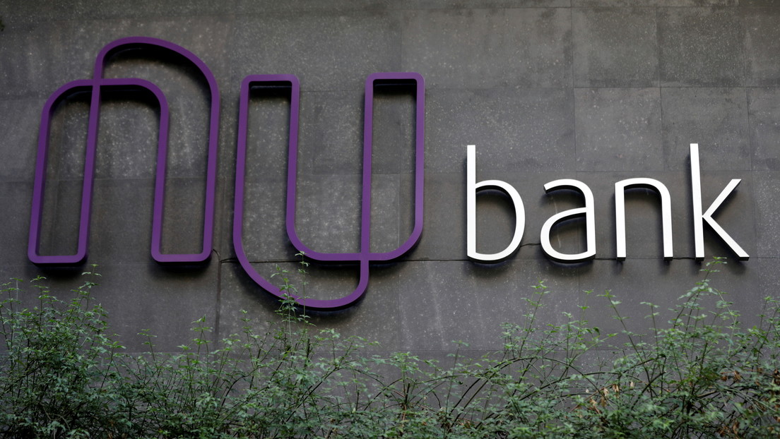 El conglomerado de Warren Buffett comprará acciones por 500 millones de dólares al banco digital brasileño Nubank