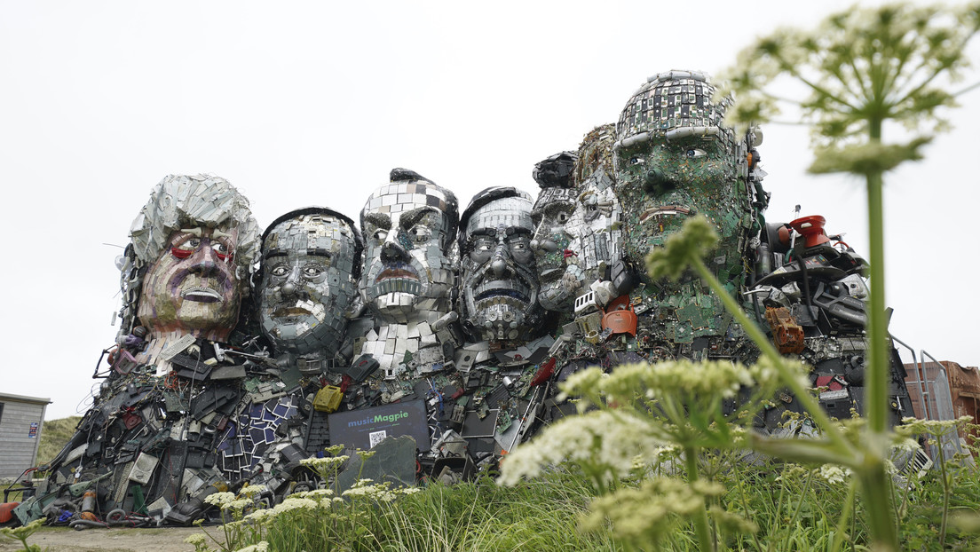 Aparece una enorme escultura hecha de residuos electrónicos en la sede de la próxima cumbre del G7