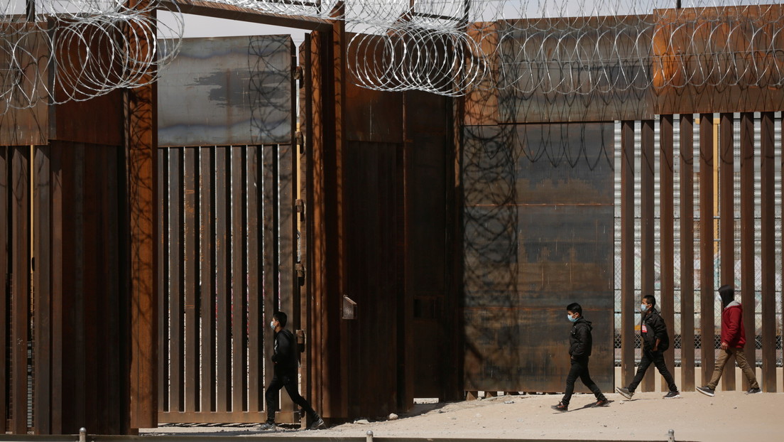El gobernador de Texas continuará la construcción del muro y promete detener a los migrantes: "Recibirás un pase directo a la cárcel"