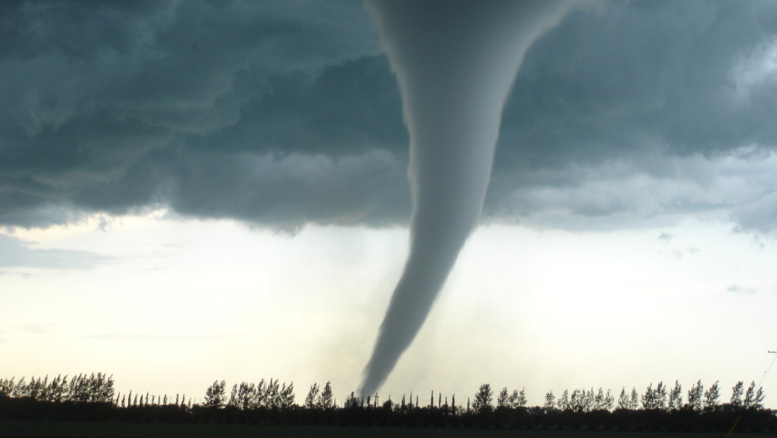 VIDEO: Un piloto capta un tornado en EE.UU. y vuela a su alrededor