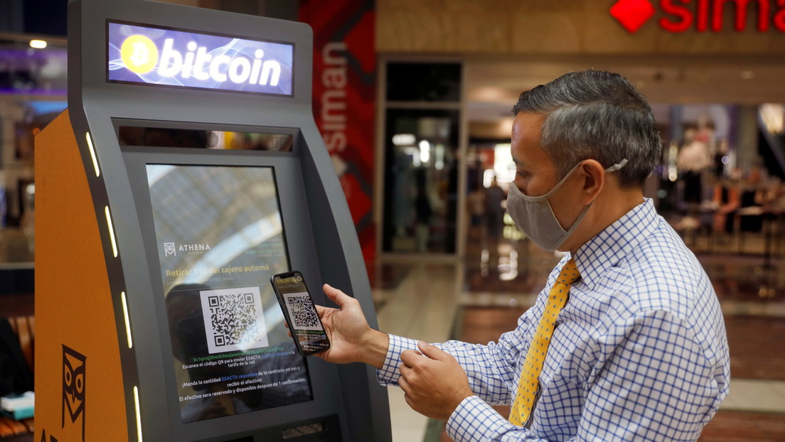 Cada adulto de El Salvador recibirá 30 dólares en bitcoines al descargar la 'app' de criptomonedas del Gobierno