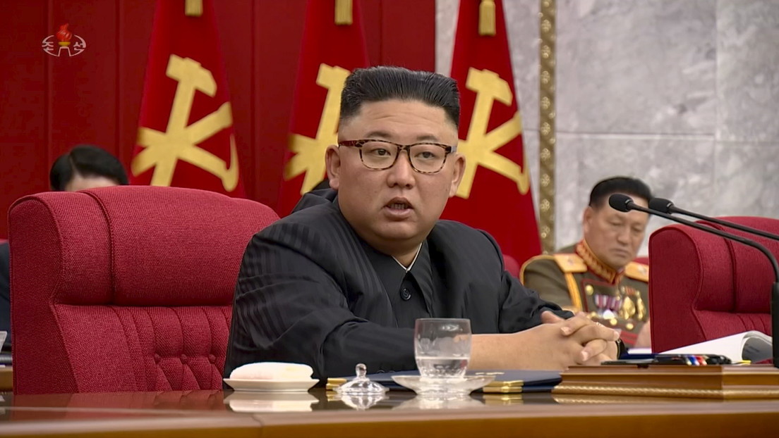 A los norcoreanos les "duele el corazón" ver el "demacrado aspecto" de Kim Jong-un, según la televisión estatal