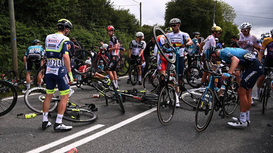 Detienen a la espectadora que provocó la caída masiva de ciclistas durante el Tour de Francia 2021
