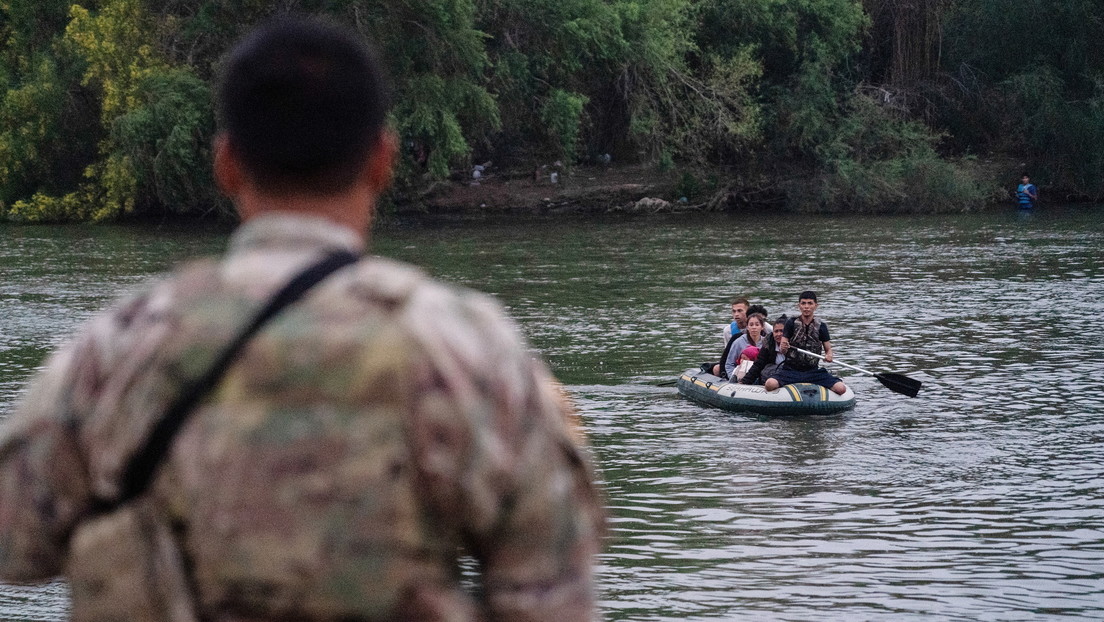 Gobernadores republicanos envían militares a la frontera con México para atender la "crisis" migratoria