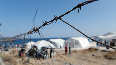 Condenan a un hombre que salvó a 31 personas de morir en el mar a 142 años de prisión por tráfico de migrantes