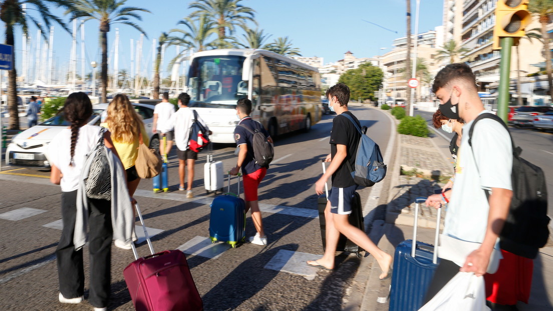 ¿Fin de la polémica? Fletan un ferry para los estudiantes negativos en covid-19 que estaban confinados en un hotel de cuatro estrellas en Mallorca