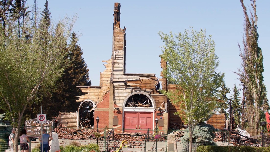 VIDEO: El fuego destruye otra iglesia católica en Canadá en medio de los hallazgos de tumbas de niños