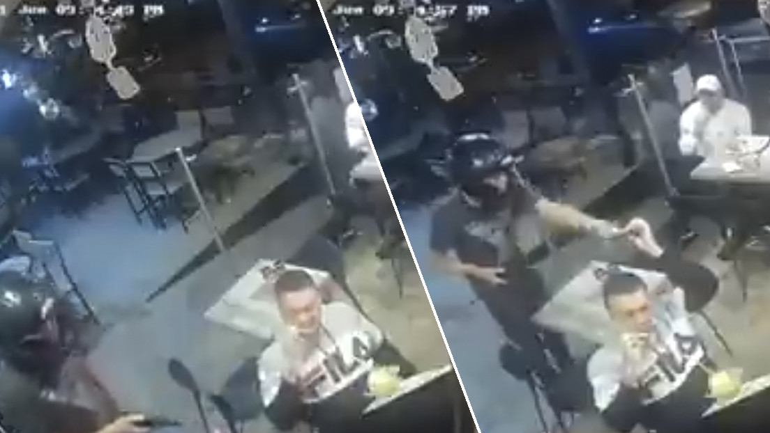 VIDEO: Un hombre no deja de comer sus alitas de pollo durante un robo a mano armada en un restaurante en México
