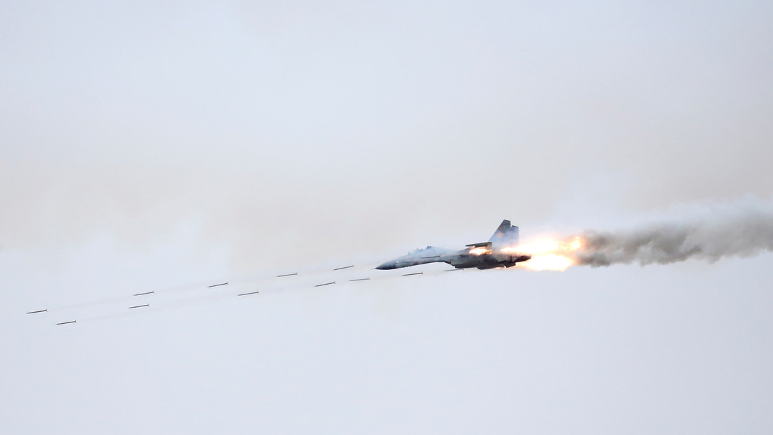 Aviones militares rusos realizan ataques de entrenamiento con misiles y bombas en el mar Negro, en paralelo a los ejercicios de la OTAN