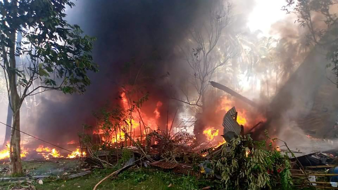 Primeras imágenes desde el lugar donde se estrelló un avión militar filipino con 96 personas a bordo