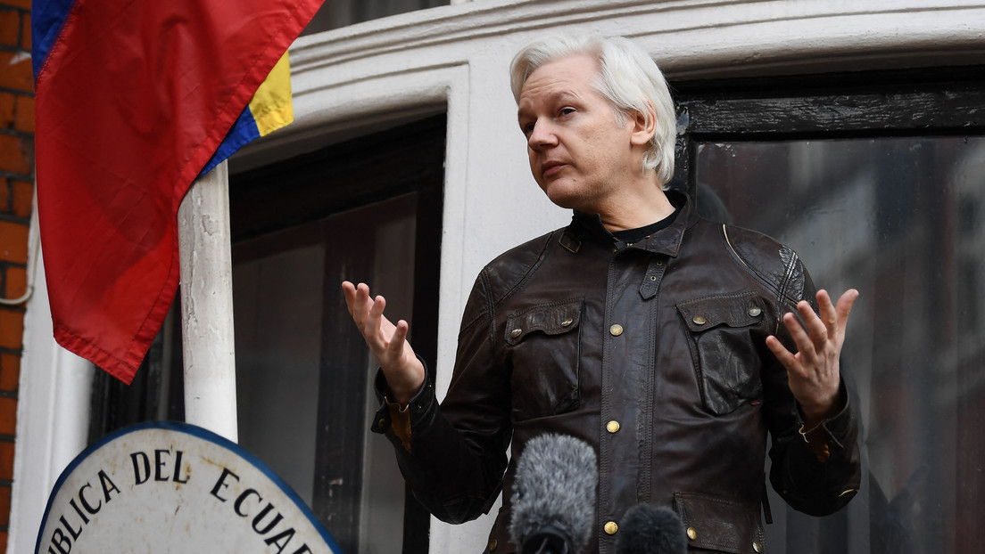 Slavoj Zizek: "Julian Assange expuso la paradoja de la no libertad experimentada como libertad en los países occidentales"