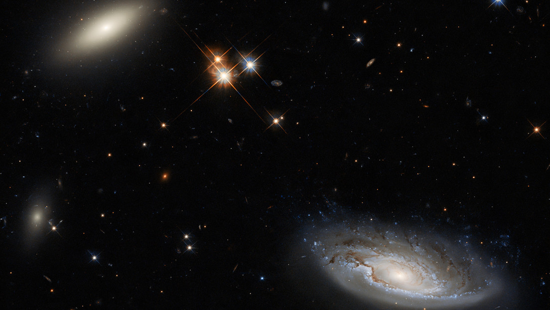 El telescopio espacial Hubble capta dos enormes galaxias que son parte del cúmulo de Perseo