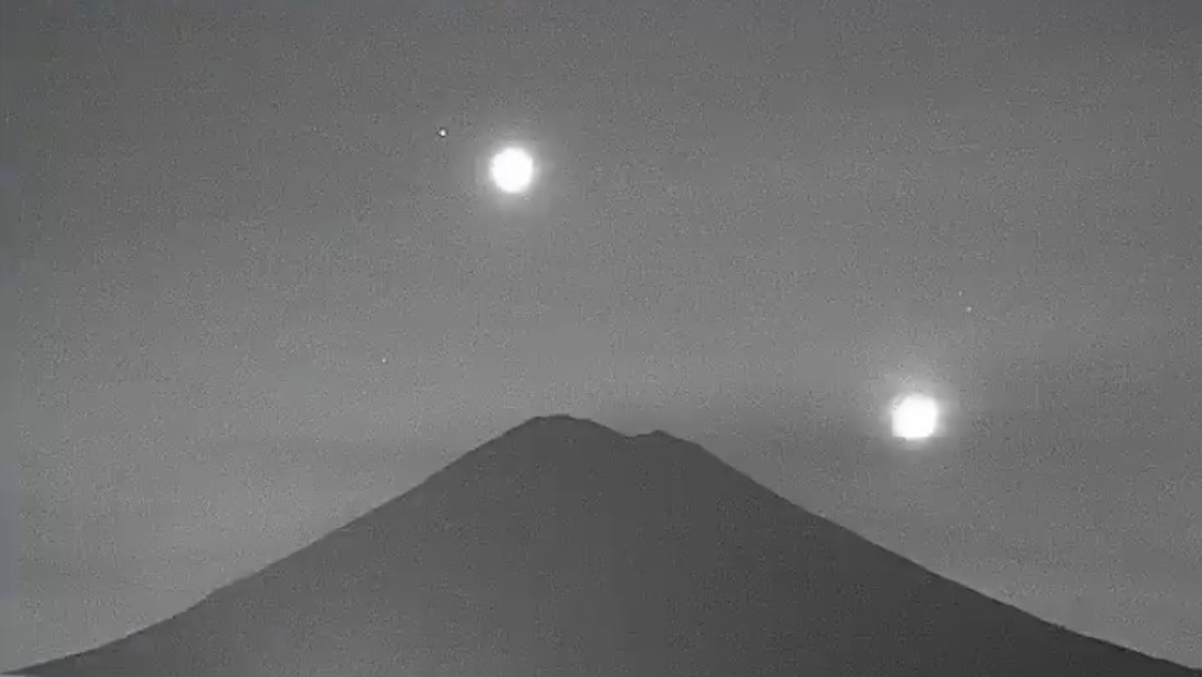 Captan en video cómo la Luna, Venus y Marte 'caen' sobre el volcán Popocatépetl y luego este explota
