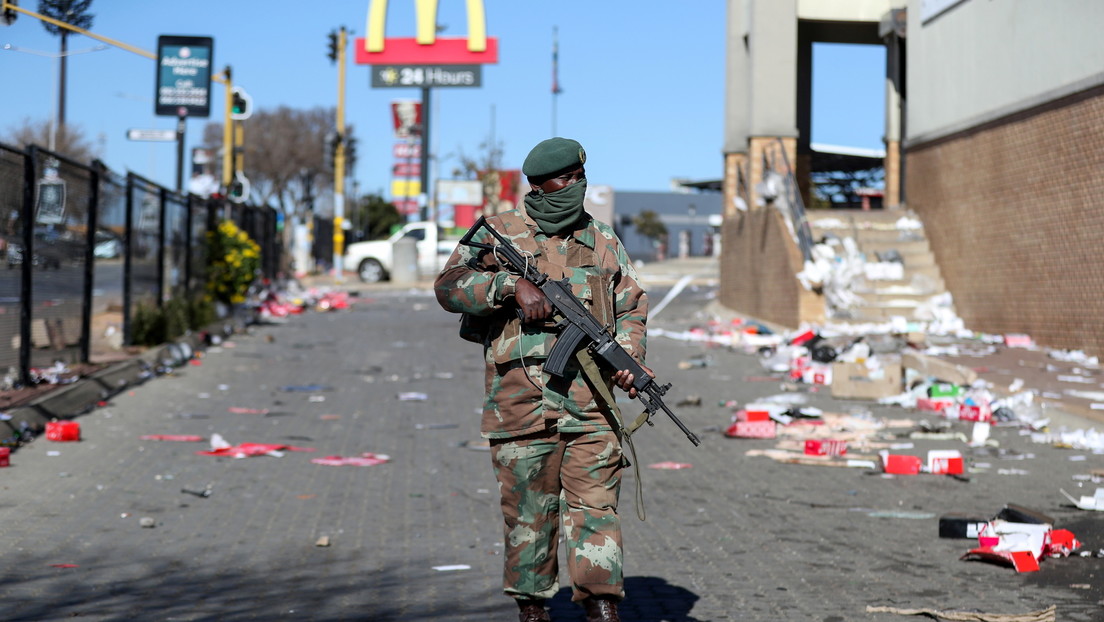 Más de 70 muertos en las protestas más masivas en años en Sudáfrica, agravadas con saqueos y disturbios (VIDEOS)
