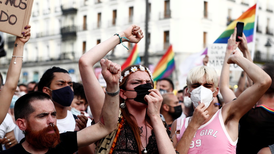 La UE anuncia la apertura de acciones legales contra Hungría y Polonia por violar los derechos LGBT