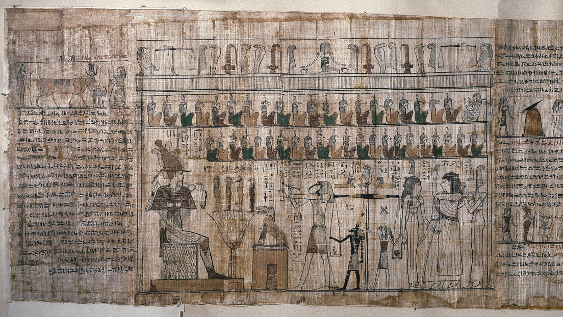 Egiptólogos encuentran en distintos continentes piezas de un 'puzzle' de restos del vendaje de una momia con hechizos del Libro de los muertos