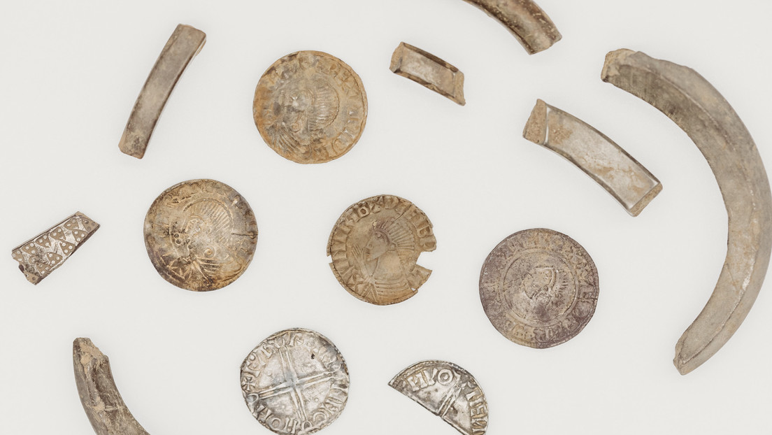 Descubren en una isla británica un tesoro vikingo de unos 1.000 años compuesto por 100 piezas de plata