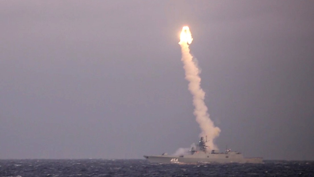 Una fragata rusa dispara un misil hipersónico Tsirkón contra un objetivo terrestre durante unas pruebas