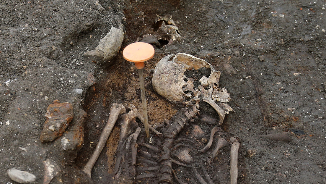 Entre las piernas de un esqueleto encuentran en Inglaterra una botella con un líquido misterioso (FOTO)
