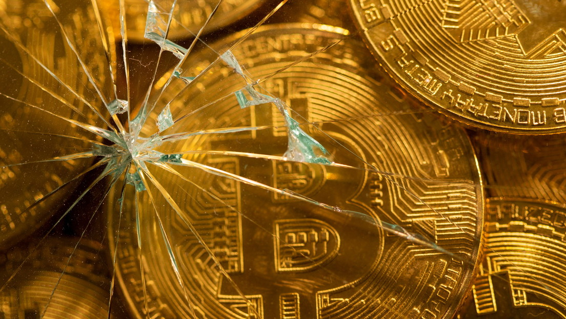 "Es un mercado peligroso": Financiero advierte sobre la inversión en acciones y bitcoines