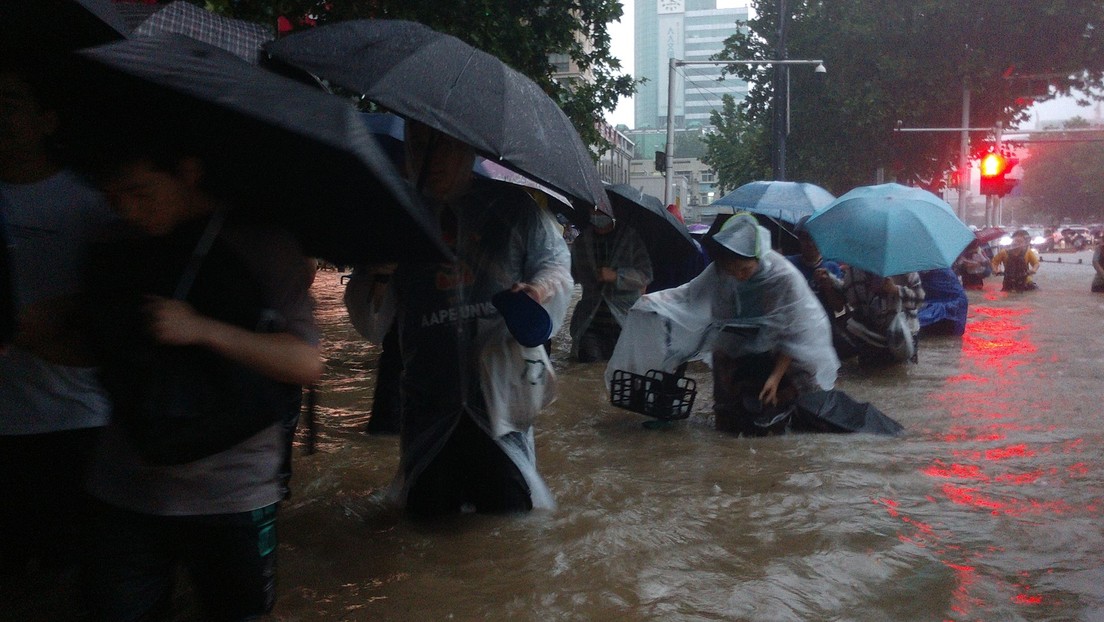 Pasajeros del metro  atrapados con el agua casi al cuello y coches flotando por fuertes inundaciones en China (VIDEOS)